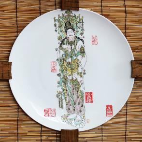 《净心I》粉彩+刻瓷作品,1300℃还原焰+800℃粉彩烤花,直径48cm